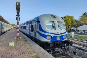 கொழும்பு - யாழ்ப்பாணத்துக்கான குளிரூட்டப்பட்ட நகர்சேர் கடுகதி சேவையில் புதிய புகையிரதம்! (Photos)