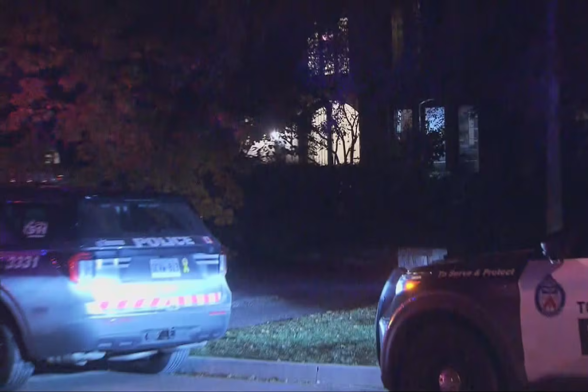 டொரண்டோவில் வீடொன்றில் துப்பாக்கிச் சூடு: 4 பேர் காயம்! | Four In Hospital After Shooting At Home டொரண்டோவில் வீடொன்றில் துப்பாக்கிச் சூடு: 4 பேர் காயம்! | Four In Hospital After Shooting At Home