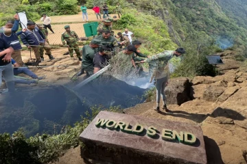 உலக முடிவில் செல்பிக்கு ஆசைப்பட்ட மாணவிக்கு நேர்ந்த கதி; பதறவைத்த சம்பவம்!