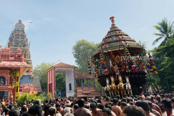 யாழ். தெல்லிப்பழை துர்க்கை அம்மன் தேர்த்திருவிழா ; ஆசி பெற திரண்ட பக்தர்கள் | Jaffna Durga Amman Festival People Gathered