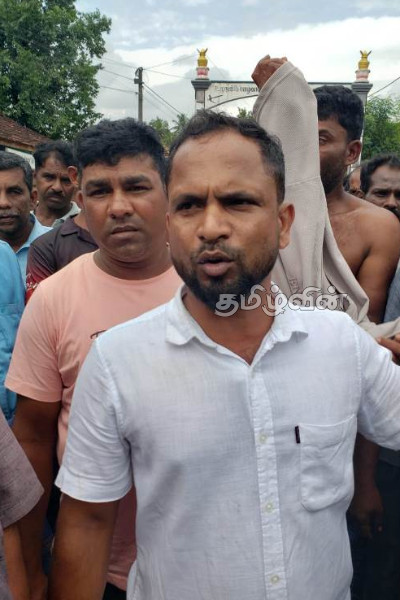 கிழக்கில் தொடரும் வாள்வெட்டு : ஒருவர் பலி - போராட்டத்தில் குதித்த மக்கள் | Sword Fighting Continues In The East One Killed