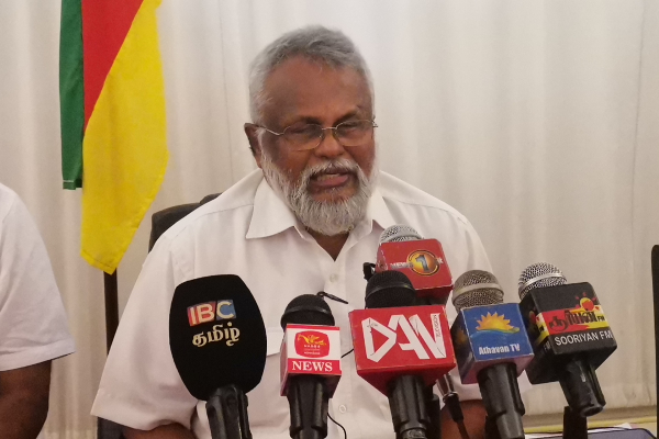 நிறைவேற்று அதிகார அரச தலைவர் முறைமையினை விரும்பியவர்கள் சிறுபான்மை தலைவர்களே! | Sri Lanka Vavuniya Douglas Press Meet