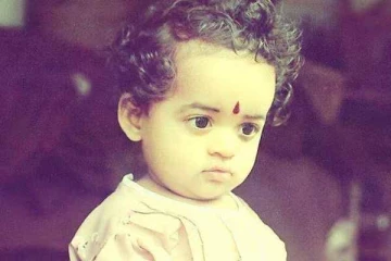 சிறுவயதில் செம கியூட்டாக இருக்கும் இந்த நடிகை யார் என்று தெரிகிறதா?- அவரே தான்