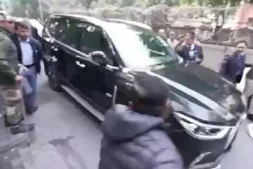 அரவிந்த் கெஜ்ரிவால் கார் மீது தாக்குதல் நடத்தியதால் பரபரப்பு