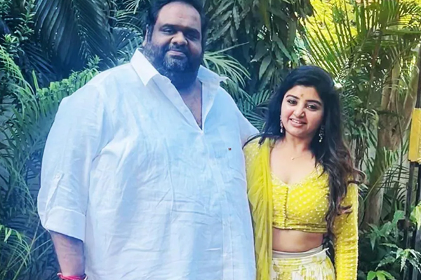 அம்மாவை விட வளர்ந்து நிற்கும் நடிகை மகாலட்சுமியின் மகன்! வைரலாகும் புகைப்படம் | Mahalakshmi Husband Ravindar With Her Son