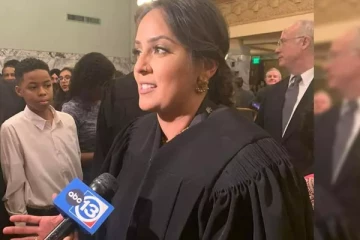 அமெரிக்காவின் முதல் பெண் சீக்கிய நீதிபதியாக இந்திய வம்சாவளியைச் சேர்ந்த மன்பிரீத் பதவியேற்பு