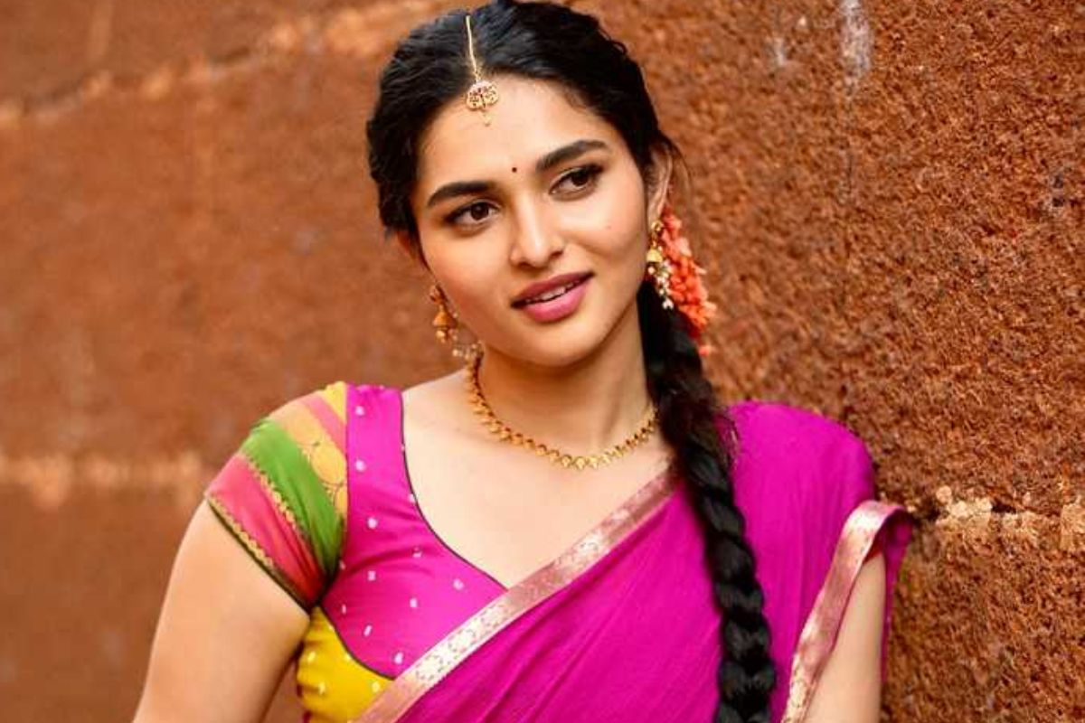 கோடிகளில் சம்பளம் வாங்கும் நடிகையின் சிறு வயது புகைப்படம்.. உங்களுக்கு இவங்க யாருன்னு தெரியுதா? | Popular South Indian Actress Childhood Photo