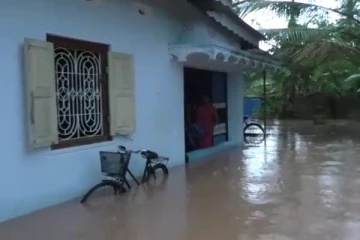 முல்லைத்தீவில் கடும் மழை - வீடுகள், கடைகளுக்குள் வெள்ளம் (Photo)