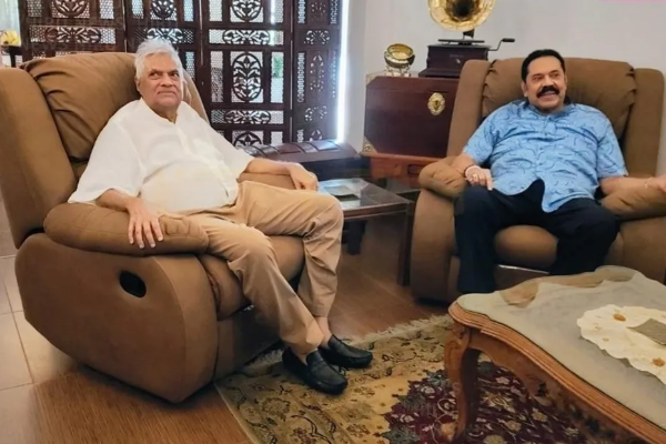 கார்ல்டன் இல்லத்தில் மஹிந்தவை சந்தித்த ரணில் | Ranil Meets Mahinda At Carlton House