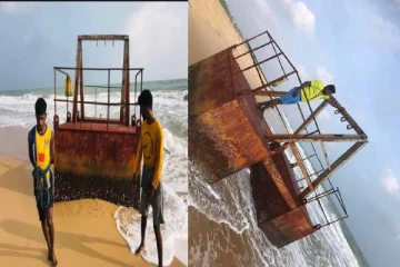 யாழ் கடற்பரப்பில் கரையொதுங்கியுள்ள அடையாளம் தெரியாத பொருள்(படங்கள்)