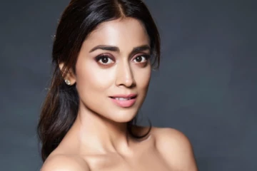 40 வயதிலும் இப்படியா?..எல்லை மீறிய கவர்ச்சியில் ஸ்ரேயா சரண்!