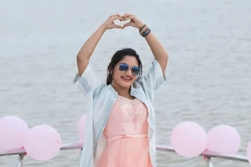 நடுக்கடலில் பிறந்தநாள் கொண்டாடிய விஜய் டிவி ரவீனா! - புகைப்படங்கள்