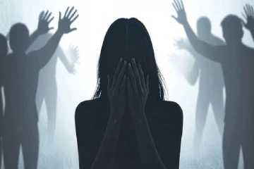 பல்கலை மாணவியை கூட்டுப் பாலியல் வன்கொடுமை செய்த மாணவர்கள் ; பிறந்த நாள் விழாவில் கொடூரம் ; அடுத்தடுத்து நடந்த சம்பவம்