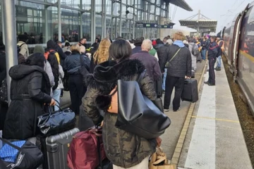 சுரங்கப்பாதையில் சிக்கிக்கொண்ட ரயில்... பிரான்ஸ் செல்லும் மக்களுக்கு ஏற்பட்ட அவஸ்தை