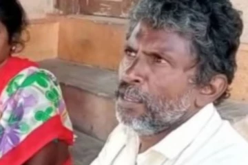 மாற்று உடை கூட இல்லை: வீட்டை பூட்டி சீல் வைத்த அதிகாரிகள்! ஒரு வாரமாக வாசலில் வசிக்கும் குடும்பம்