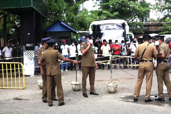 பெண் காவல்துறை உத்தியோகத்தரை பலவந்தமாக கடத்திச் சென்ற கும்பல் - துப்பாக்கி சூட்டையடுத்து இடம்பெற்ற சம்பவம்! - ஐபிசி தமிழ்