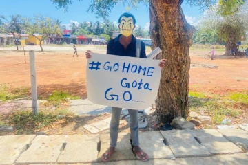 மன்னாரில் அரசாங்கத்திற்கு எதிராக முகமூடி அணிந்து தனி நபர் போராட்டம் (VIDEO)