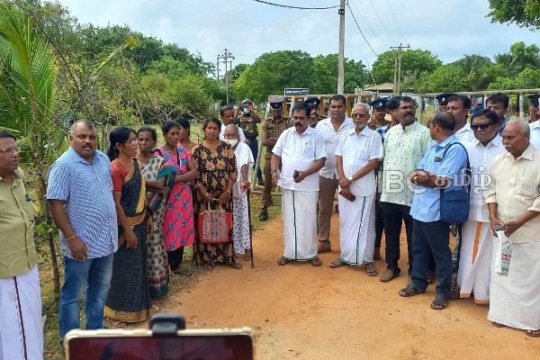 மண்டைதீவு காணிசுவீகரிப்பு எதிர்ப்பை திருப்ப கடற்படையின் உபசரிப்பு யுக்தி (படங்கள்) | Tamil Protests Land Grab Attempts In Jaffna