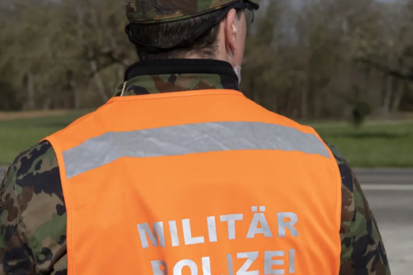 சுவிட்சர்லாந்தின் Zug ஏரியில் கசிந்த 100 லிட்டர் எண்ணெய்: விசாரணையில் குதித்த இராணுவ | Oil Spill In Swiss Zug Lake During Army Drill