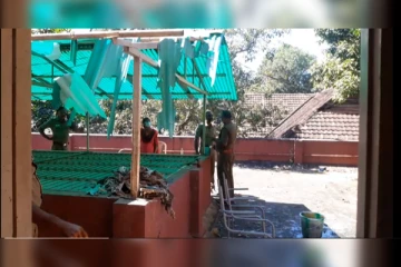 வெடித்து சிதறிய பட்டாசுகள் -இடிந்து விழுந்த போலீஸ் ஸ்டேஷனின் முன்பகுதி