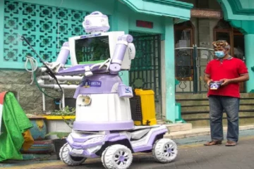 கவலைபடாதீங்க நான் இருக்கேன் ஆதரிக்கும் அட்ராசிட்டி ரோபோ!