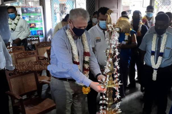 மூதூர் புவனேஸ்வரி வித்தியாலயத்தில் அவுஸ்திரேலிய முக்கியஸ்தர்! | Mutur Australian Ambassdor David Holly Corona