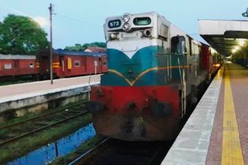 புலதுசி கடுகதி ரயில் மோதி இளைஞர் பலி