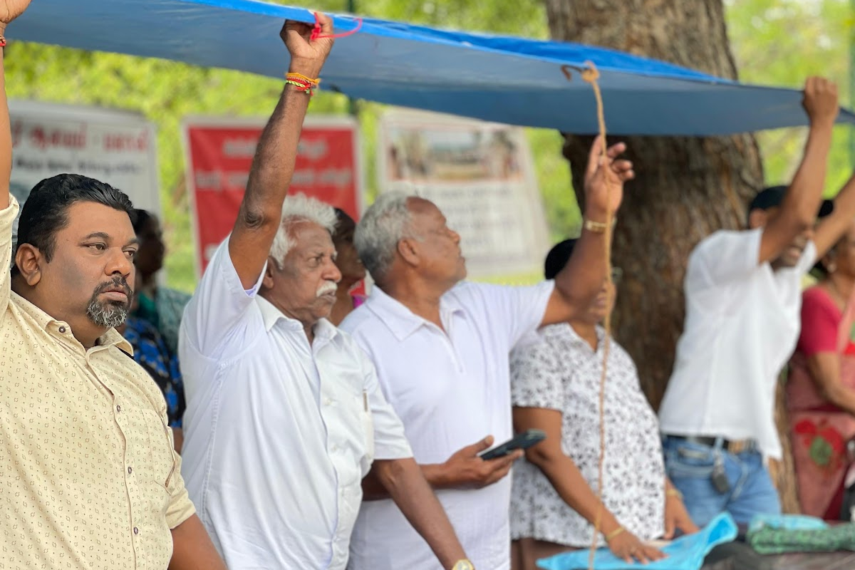 மயிலிட்டியில் கொட்டும் மழையிலும் மக்கள் போராட்டம் | People Protest In Mayiliddy Jaffna Pouring Rain மயிலிட்டியில் கொட்டும் மழையிலும் மக்கள் போராட்டம் | People Protest In Mayiliddy Jaffna Pouring Rain
