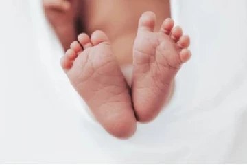 பிறந்தநாள் கொண்டாட்டத்தில் குங்கும டப்பாவை விழுங்கிய குழந்தை.., கடைசியில் நடந்த விபரீதம்