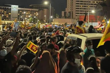 ගෝල්ෆේස් පිටිය උණුසුම් වෙයි.. හදිසියේම විශාල පිරිසක් පැමිණේ. (VIDEO/PHOTOS)