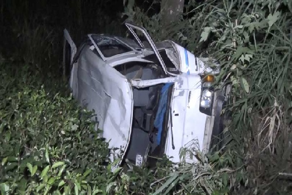 ஐம்பது அடி பள்ளத்தில் வீழ்ந்தது வான் | Van Fell Into A Fifty Foot Pit