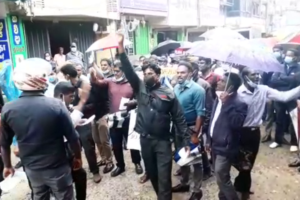அரசுக்கு எதிராக ஆர்பாட்டத்தில் ஈடுபட்டுள்ள பொதுமக்கள் (Photos) | Civilians Protesting Against The Government
