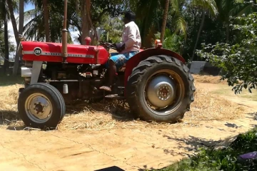 உழவு இயந்திரத்தை இயக்கிய மகனால் தந்தைக்கு நேர்ந்த கதி