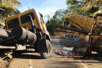 பளையில் தடம்புரண்ட கனரக வாகனம் (Photos)