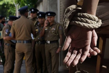 மனைவியின் கைகளை கட்டி கணவன் செய்த கொடூரம்