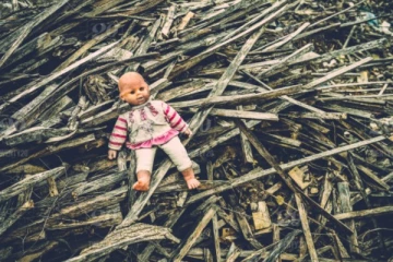 பள்ளி மைதானத்தில் மர்மமாக இறந்து கிடந்த 11 மாத குழந்தை