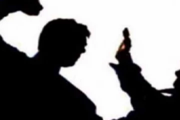 வீதியில் காவல்துறையினர் இடையில் மோதல்:அதிகாரிகள் கைது