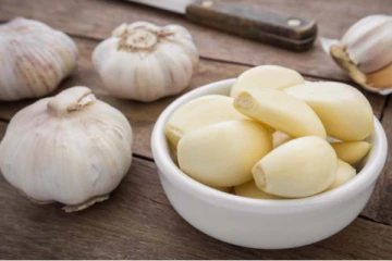 ஆரோக்கியத்தை அள்ளித்தரும் பூண்டை எவ்வாறு எடுத்தக்கொள்ள வேண்டும்? கட்டாயம் தெரிஞ்சிக்கோங்க