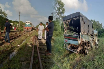 வெலிகந்தையில் தொடருந்துடன் லொறி மோதி விபத்து