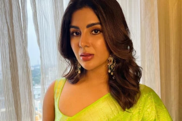 சேலையில் ஹாட் போஸ்.. தனுஷின் வாத்தி பட நடிகையின் லேட்டஸ்ட் ஸ்டில்கள்