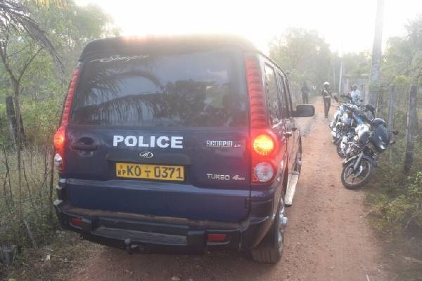 கழுத்து வெட்டப்பட்ட நிலையில் பெண்ணின் சடலம் மீட்பு ; மர்மம மரணம் குறித்து பொலிஸார் தீவிர விசாரணை | Woman S Body Recovered With Throat Slit