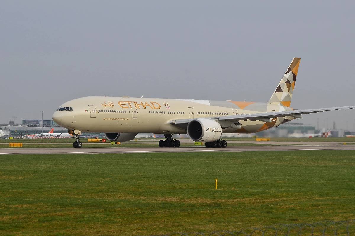 மத்திய கிழக்கு நாடுகளிலிருந்து பிரித்தானியர்களுடன் லண்டன் வந்தடைந்த முதல் விமானம் | 1St Flight From Uae To London Landed Amid Iran War