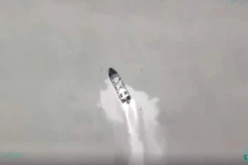 ரஷ்யாவின் இரண்டு கப்பல்களை தாக்கி அழித்த உக்ரைன்! (Video)