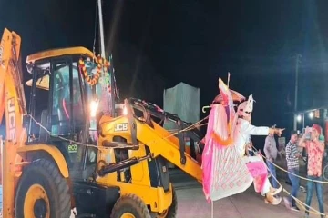 புல்டோசரில் திருமணம் ஊர்வலமாக வந்த தம்பதிகள் - வாயடைத்துபோன உறவினர்கள்