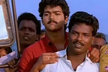 விஜய் உடன் இருக்கும் நபர் யார் தெரியுமா.. இப்போது தமிழ் சினிமாவில் பாப்புலர் நடிகர் தான்