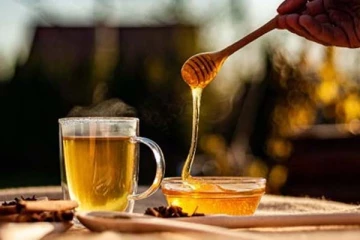 சுடுதண்ணீரில் தேன் கலந்து குடித்தால் எடை குறையுமா? பலருக்கும் தெரியாத உண்மை