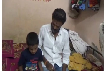 ஸ்டாலின் தாத்தா - முதல்வர் நிவாரண நிதிக்கு உண்டியல் சேமிப்பு நிதியை வழங்கிய  சிறுவன்