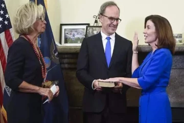 நியூயார்க்கின் முதல் பெண் ஆளுநர் பதவியேற்பு