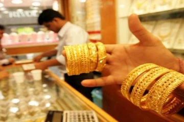 வர்த்தக நிலையங்களை நோக்கி செல்லும் இலங்கை மக்கள்!