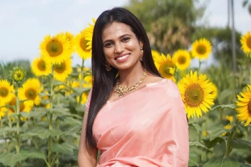 சேலையில் ரம்யா பாண்டியன் க்யூட் போட்டோஷூட்